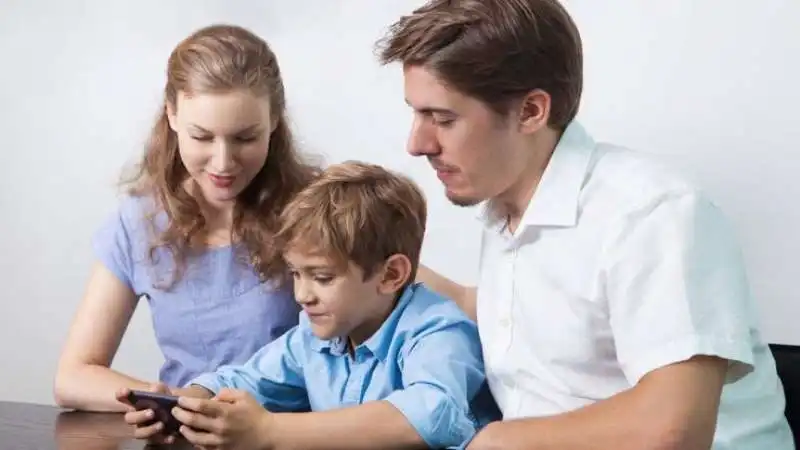 genitori controllano telefono figli 3