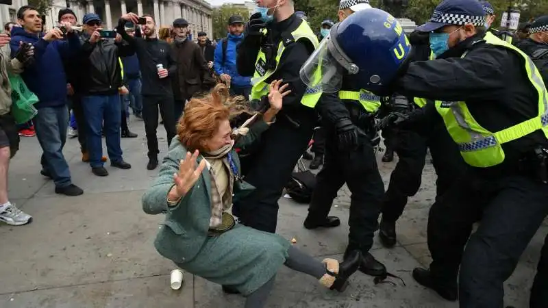 gran bretagna   proteste contro le restrizioni anti covid 8