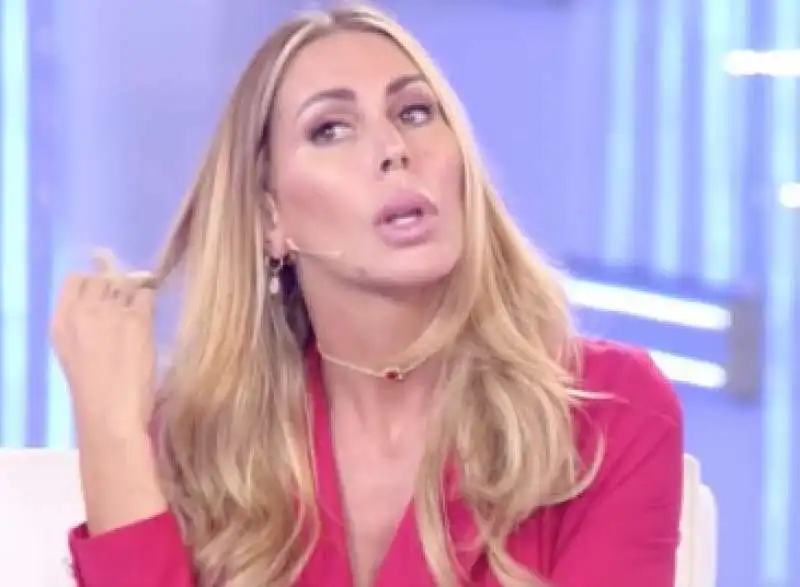 guendalina canessa a pomeriggio cinque 7