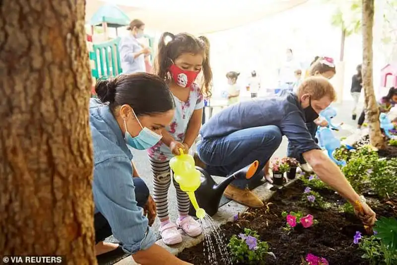 harry e meghan piantano fiori 