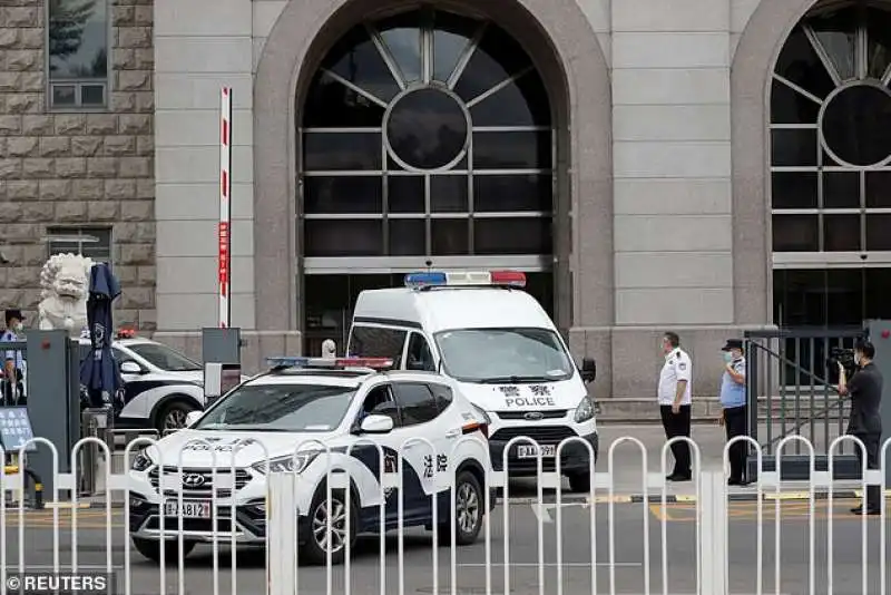 la polizia scorta ren zhiqiang al tribunale del popolo cinese 