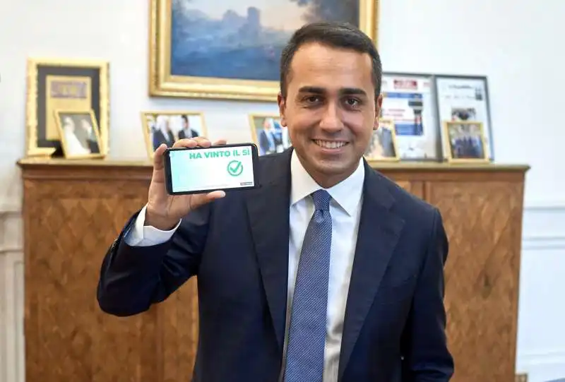 LUIGI DI MAIO SORRIDENTE PER IL RISULTATO DEL REFERENDUM SUL TAGLIO DEI PARLAMENTARI