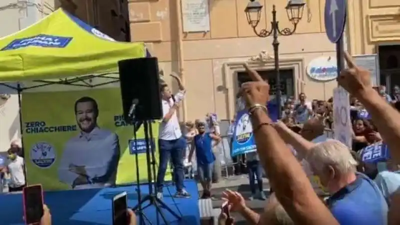 matteo salvini contestato a torre del greco 1