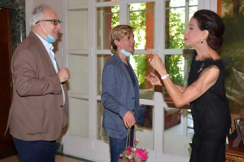 maurizio giannotti e  santino fiorillo salutano marisela federici  foto di bacco