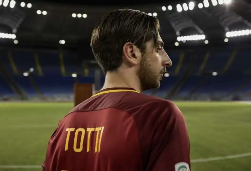 PIETRO CASTELLITTO NEI PANNI DI FRANCESCO TOTTI