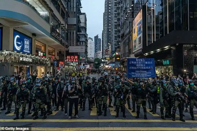 polizia con il manganello facile a hong kong 1