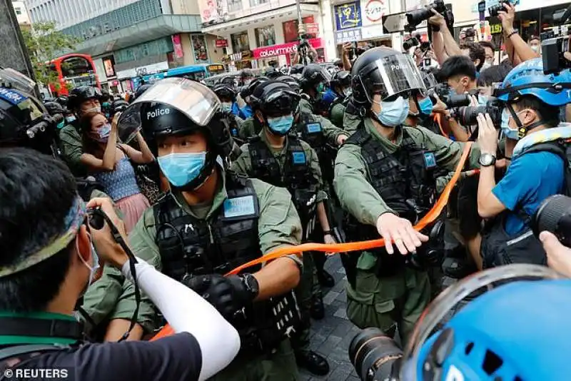 polizia con il manganello facile a hong kong 2