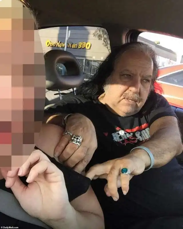 ron jeremy molesto in macchina 