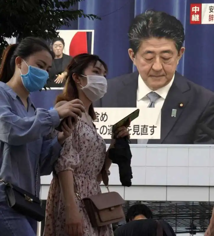 SHINZO ABE SI DIMETTE