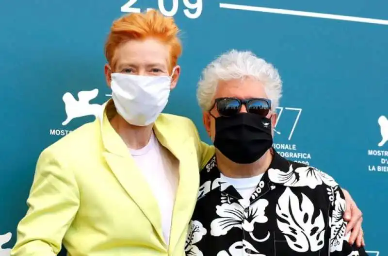 tilda swinton e pedro almodovar con la mscherina a venezia 