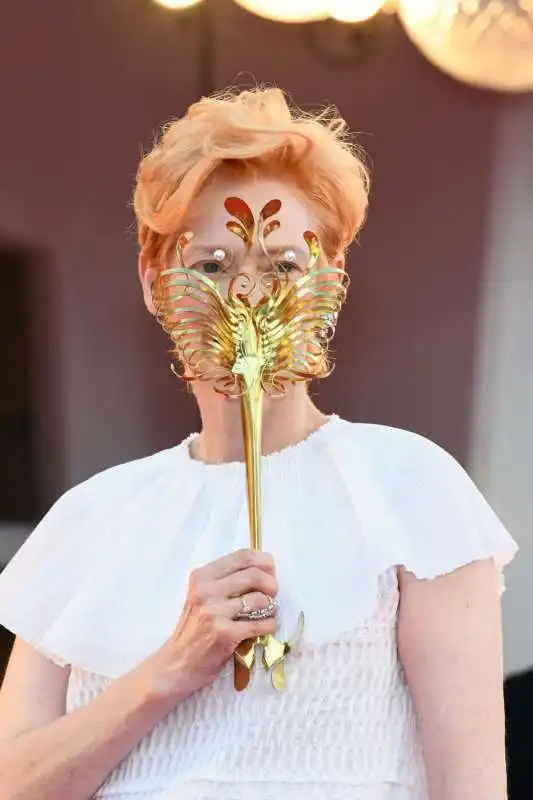 tilda swinton sul red carpet a venezia  2