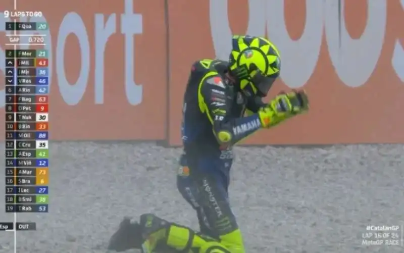 valentino rossi cade a barcellona 2