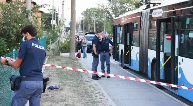 aggressione cinque persone sul bus a rimini  3