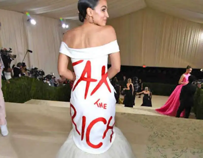 alexandra ocasio cortez met gala 2021