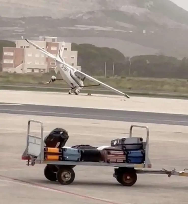 alghero   aereo ribaltato da una tromba d'aria    7