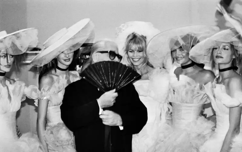 claudia schiffer ed helena christensen con karla lagerfeld