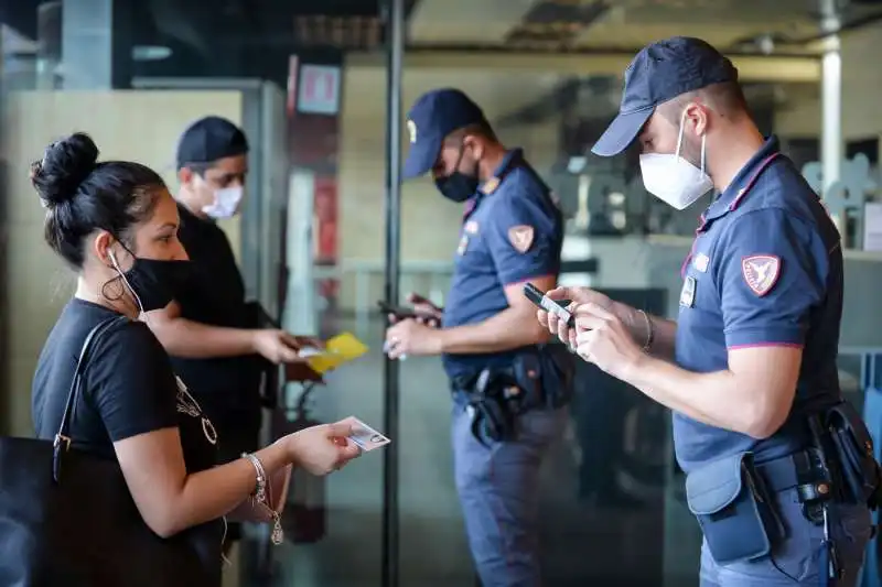 controlli green pass alla stazione di milano garibaldi 7