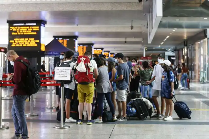 controlli green pass alla stazione di roma 8