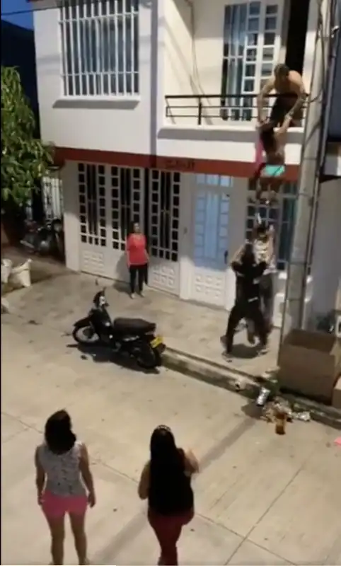 donna sorprende il fidanzato con l amante che si cala dal balcone 5