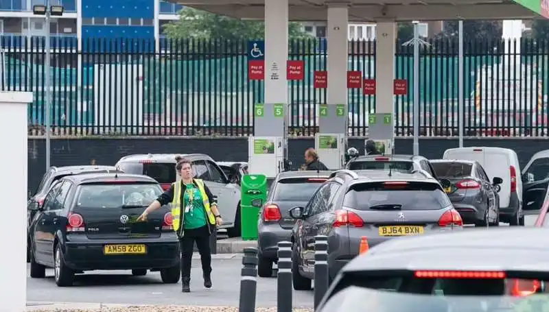 file alle stazioni di servizio in gran bretagna 6