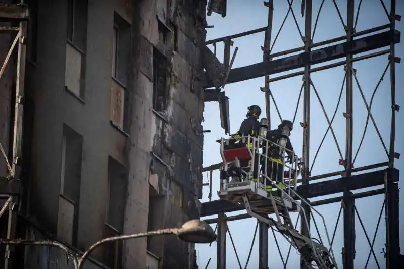 i danni del rogo al palazzo di via antonini a milano 10