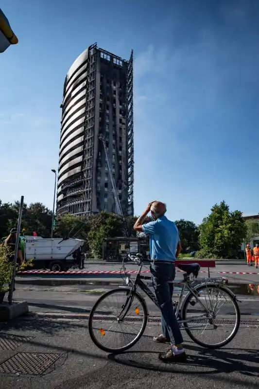 i danni del rogo al palazzo di via antonini a milano 2