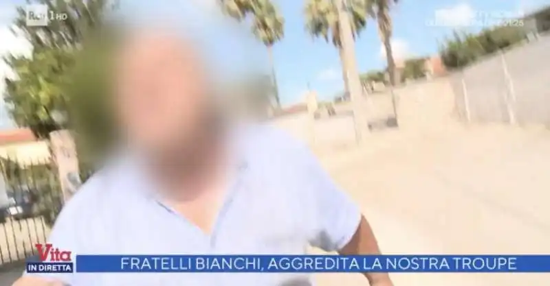 IL PADRE DEI FRATELLI BIANCHI AGGREDISCE UN CAMERAMAN DE LA VITA IN DIRETTA