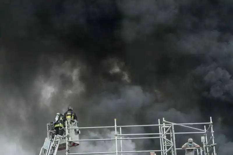 incendio in un palazzo in centro a torino 10