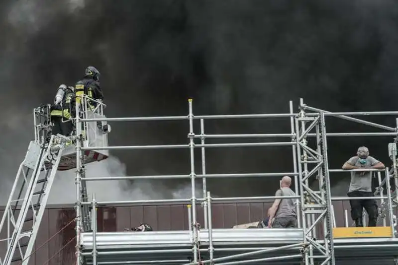 incendio in un palazzo in centro a torino 11