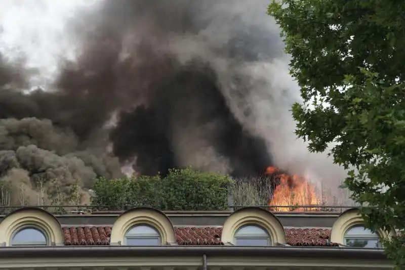 incendio in un palazzo in centro a torino 12