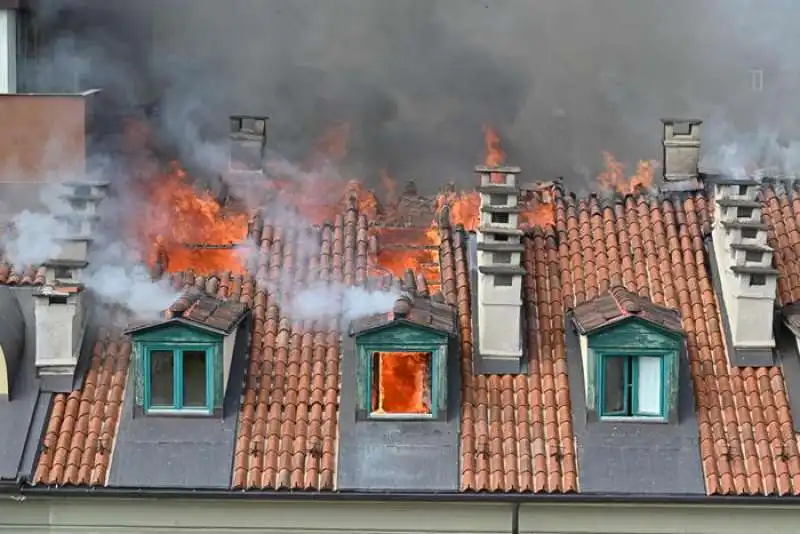 incendio in un palazzo in centro a torino