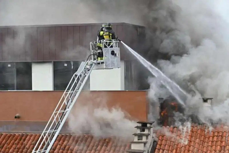 incendio in un palazzo in centro a torino 