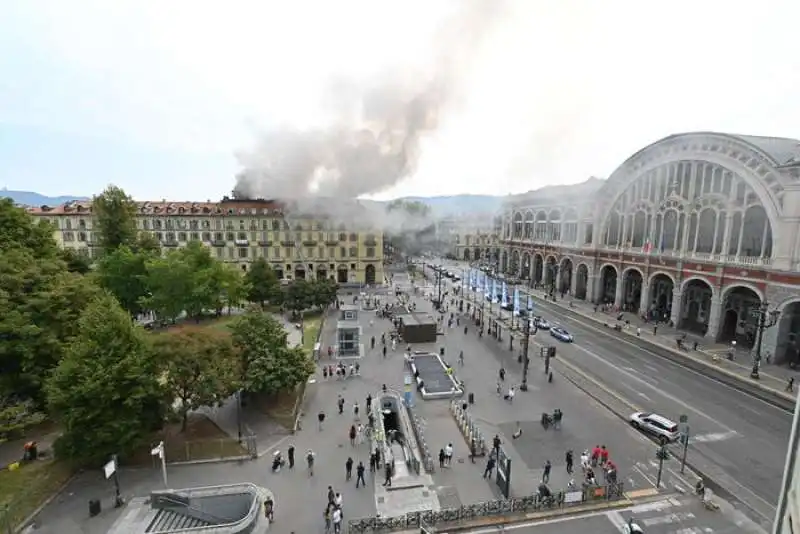 incendio in un palazzo in centro a torino 5