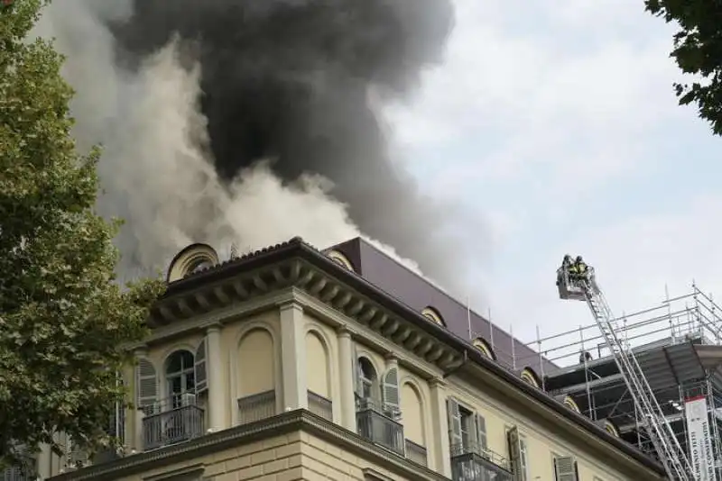 incendio in un palazzo in centro a torino 6