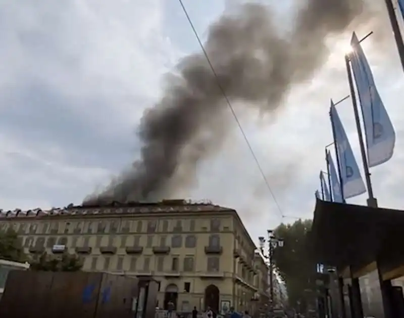 incendio in un palazzo in piazza carlo felice a torino   5