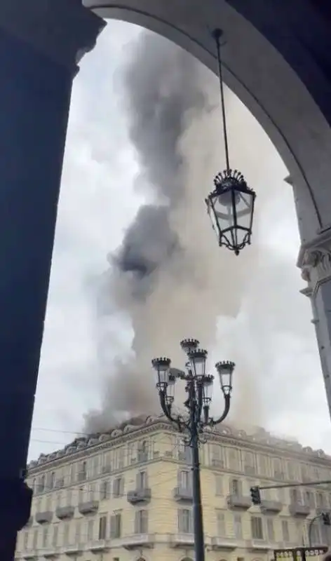 incendio in un palazzo in piazza carlo felice a torino   8