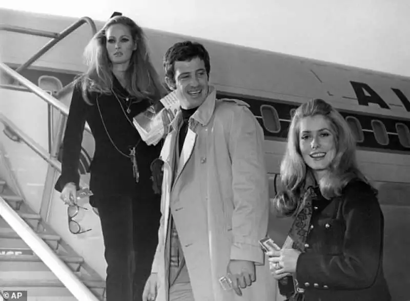 jean paul belmondo con ursula andress e catherine deneuve nel 1968 