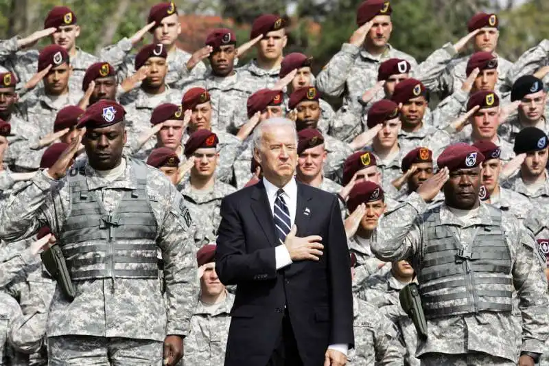 joe biden in mezzo ai soldati  3