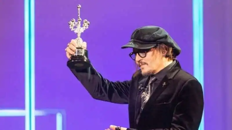 johnny depp ritira il premio alla carriera al festival di san sebastian 1