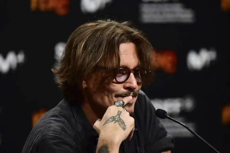 johnny depp ritira il premio alla carriera al festival di san sebastian 2