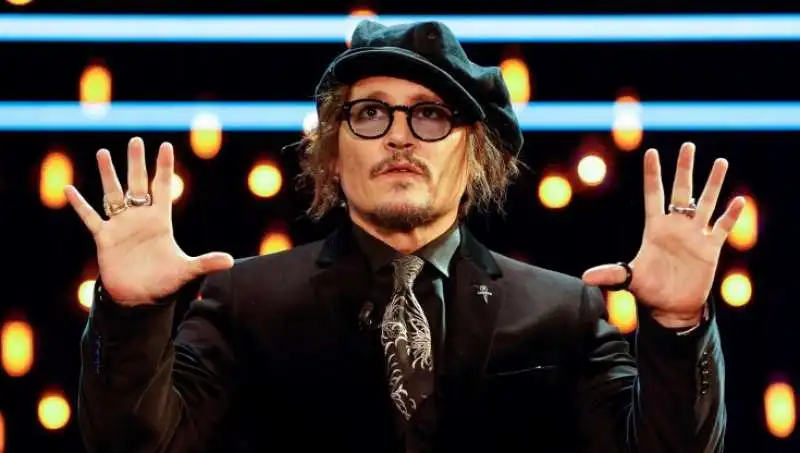 johnny depp ritira il premio alla carriera al festival di san sebastian 5