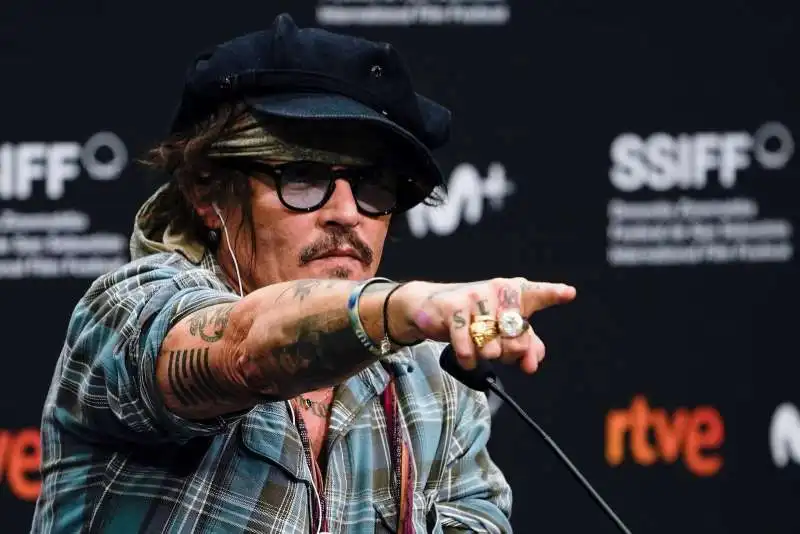 johnny depp ritira il premio alla carriera al festival di san sebastian 7