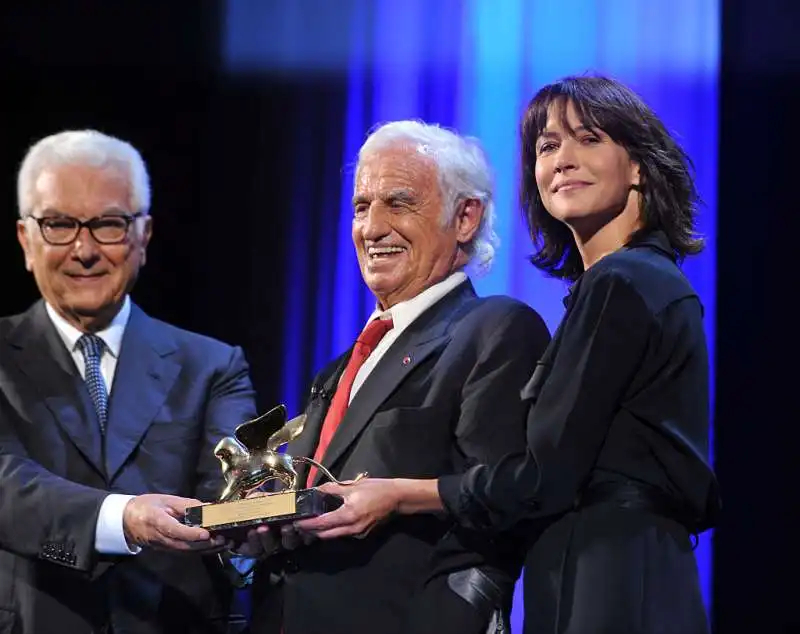 leone d oro alla carriera, ricevuto alla mostra del cinema di venezia nel 2016. con lui sophie marceau.