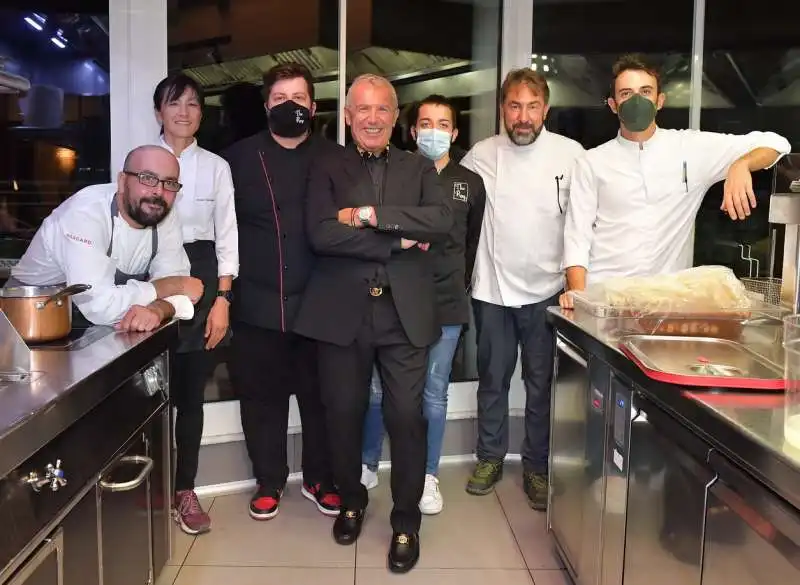 lo chef igles corelli con i suoi ex allievi  foto di bacco