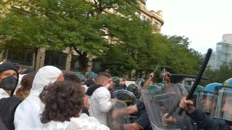 manganellate della polizia agli attivisti per il clima a milano 2