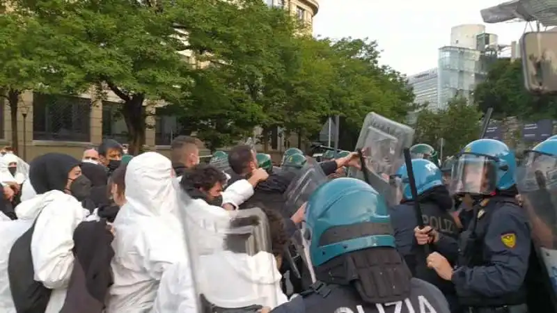 manganellate della polizia agli attivisti per il clima a milano 3