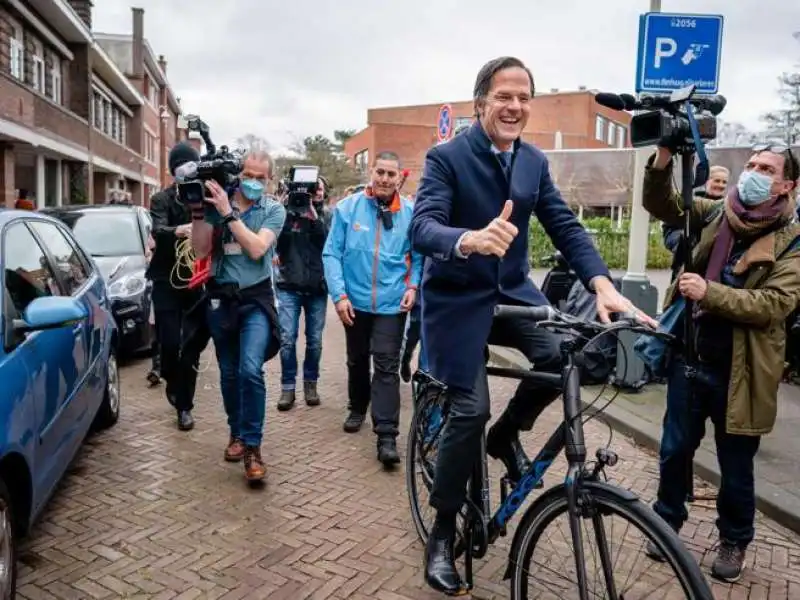 mark rutte in bicicletta