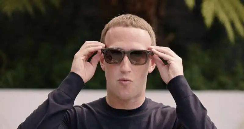 MARK ZUCKERBERG CON I RAY BAN STORIES DI ESSILUX