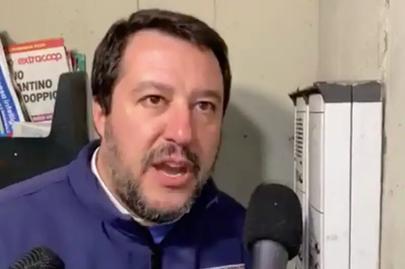 matteo salvini che citofona a bologna