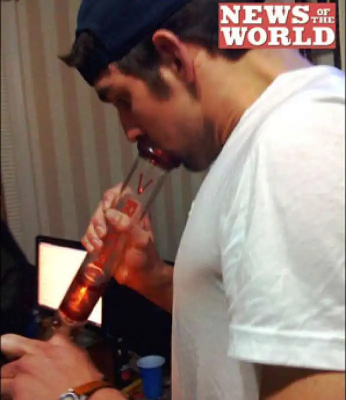 michael phelps fuma un bong 